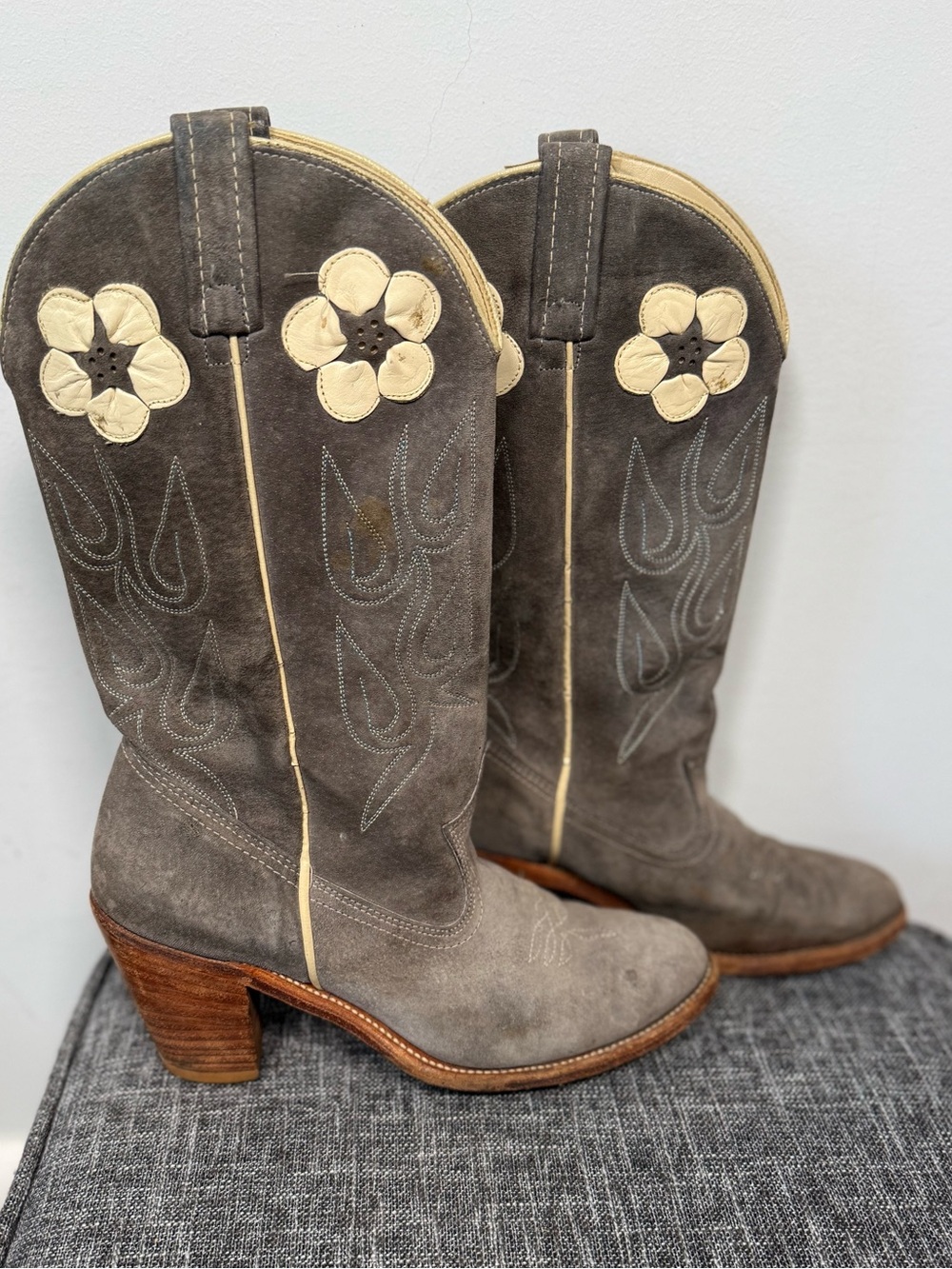 Vintage Acme Gray Suede Daisy Flower Inlay Cowboy Western Boots Women’s Size 9 M